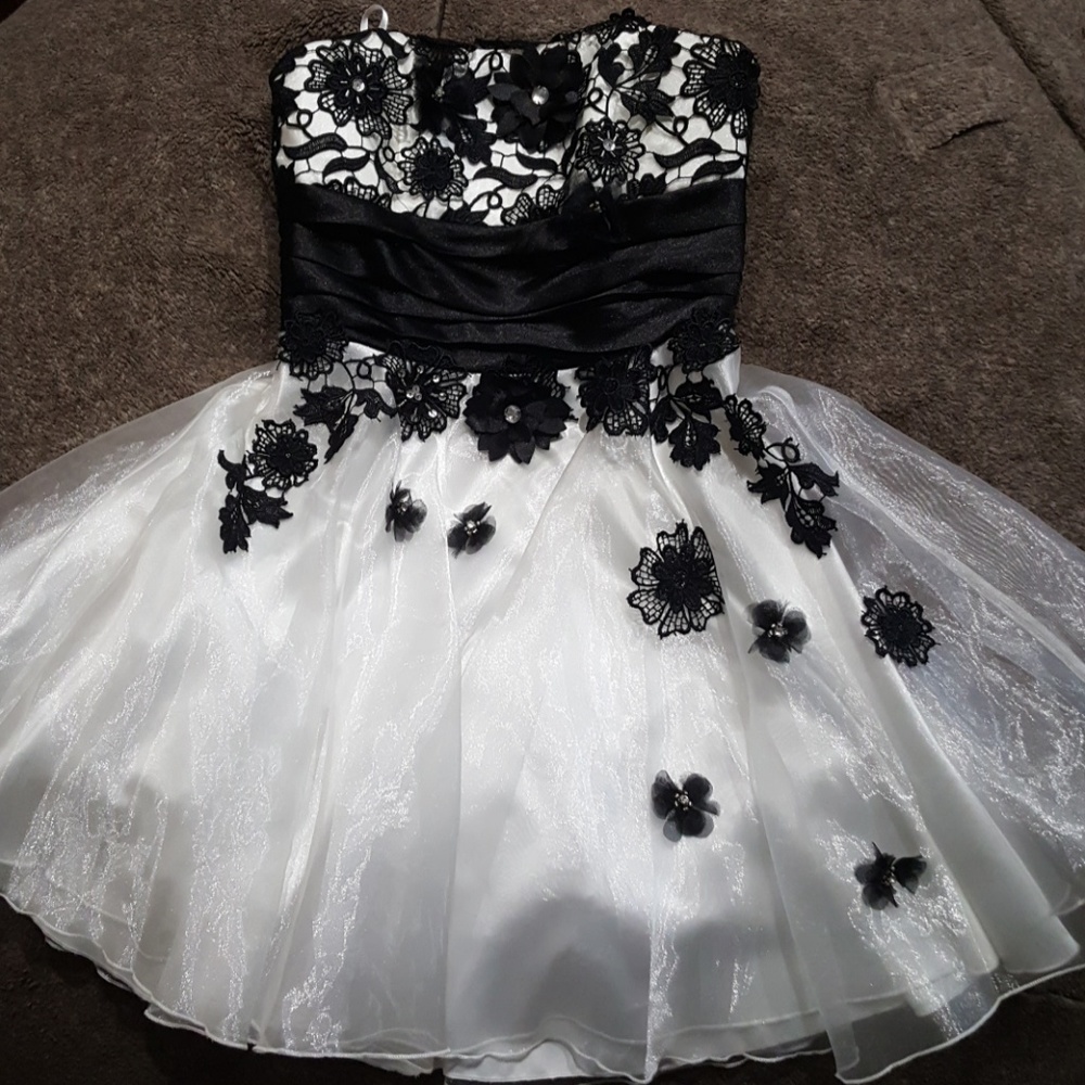 Black and white shimmer mini dress. - Picture 6 of 6